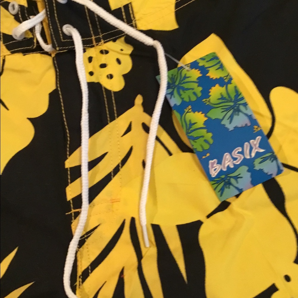 Men’s board shorts size L NWT